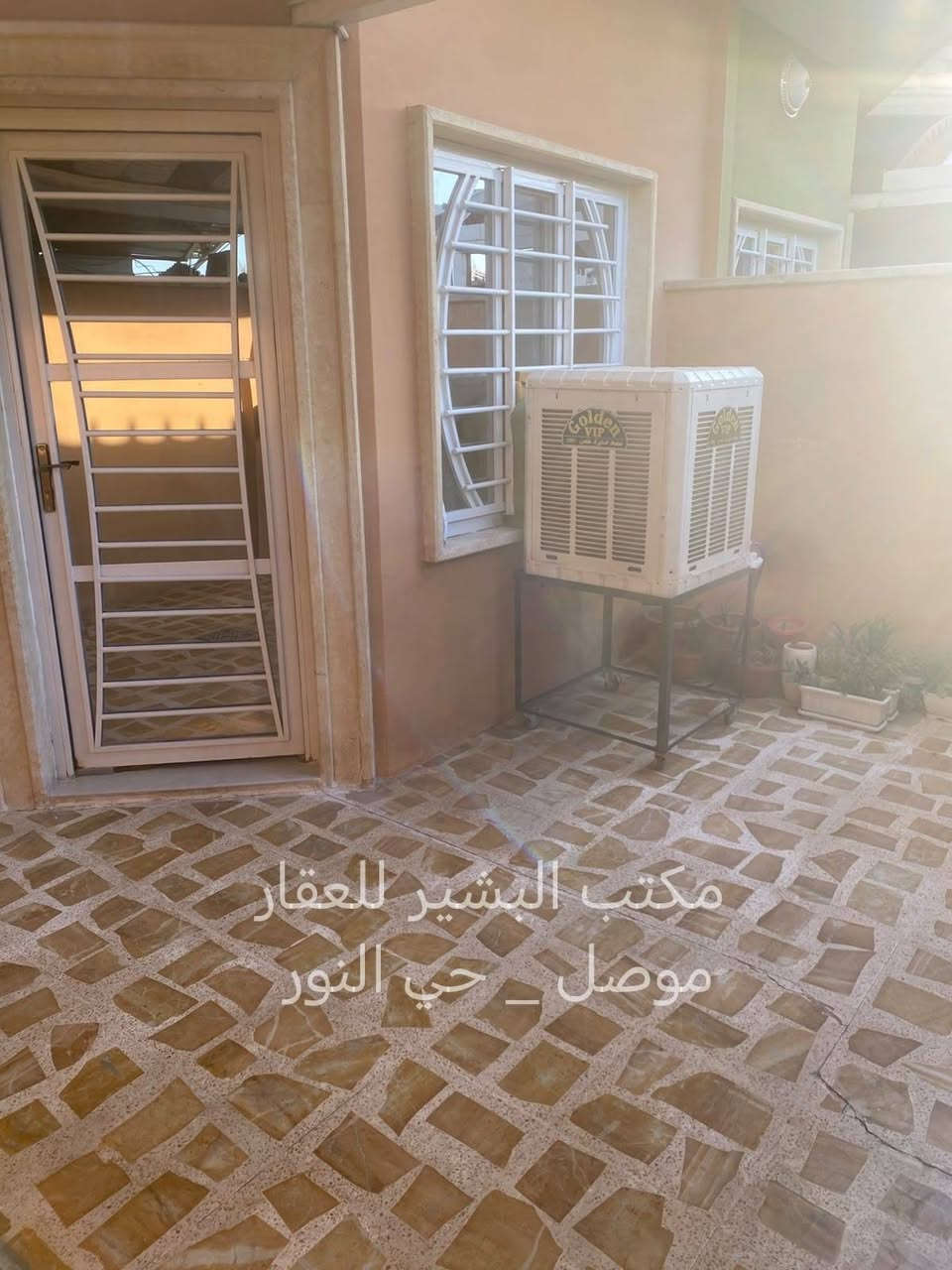 دار للبيع في الموصل حي الاعلام  ملك صرف طابو الزهور قرب دانيه ماركت وقرب مدرسة منارة الموصل المساحه ١٤٥ متر واجهه ٦ متر طابق ونص ((بناء ٢٠٢٠ )) اتجاه شروق
  ط١   غرفتين نوم هول استقبال مطبخ صحيات
 ط٢   غرفة نوم هول وصحيات 
للاستفسار الاتصال على ارقام المكتب 
***********
***********
او مراجعة المكتب في الموصل حي النور سايدين دانيه ماركت قرب افران العائله مقابل صيدلية الكوثر ..
