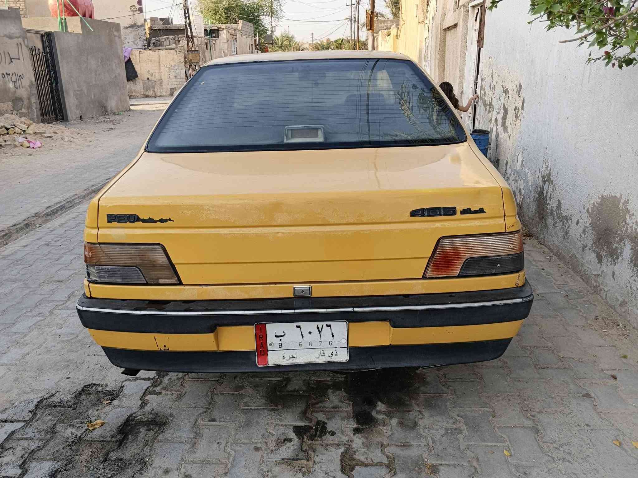 سياره بيحو ٤٠٥ للبيع السياره نظيفه بيه بس المحرك كايم يرادله تجفيت وبس السعر مناسب كلش وهذا رقمي ***********
