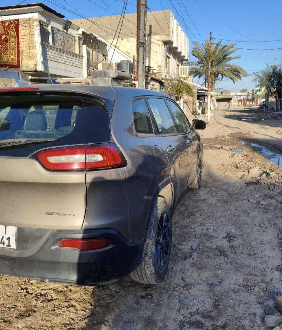 جيب+شيروكي+بزون+موديل+2016+رقم+بغداد+انكليزي+باسمي++هزة++
+امريكي+حادث+جامرلغ+امامي+وبنيد+بدون+دواخل
السعر 92 بغداد, العراق

نص مكتوب في الصور:
- ابني غيث
- ١٨ أيلول، ٢٣:١٥