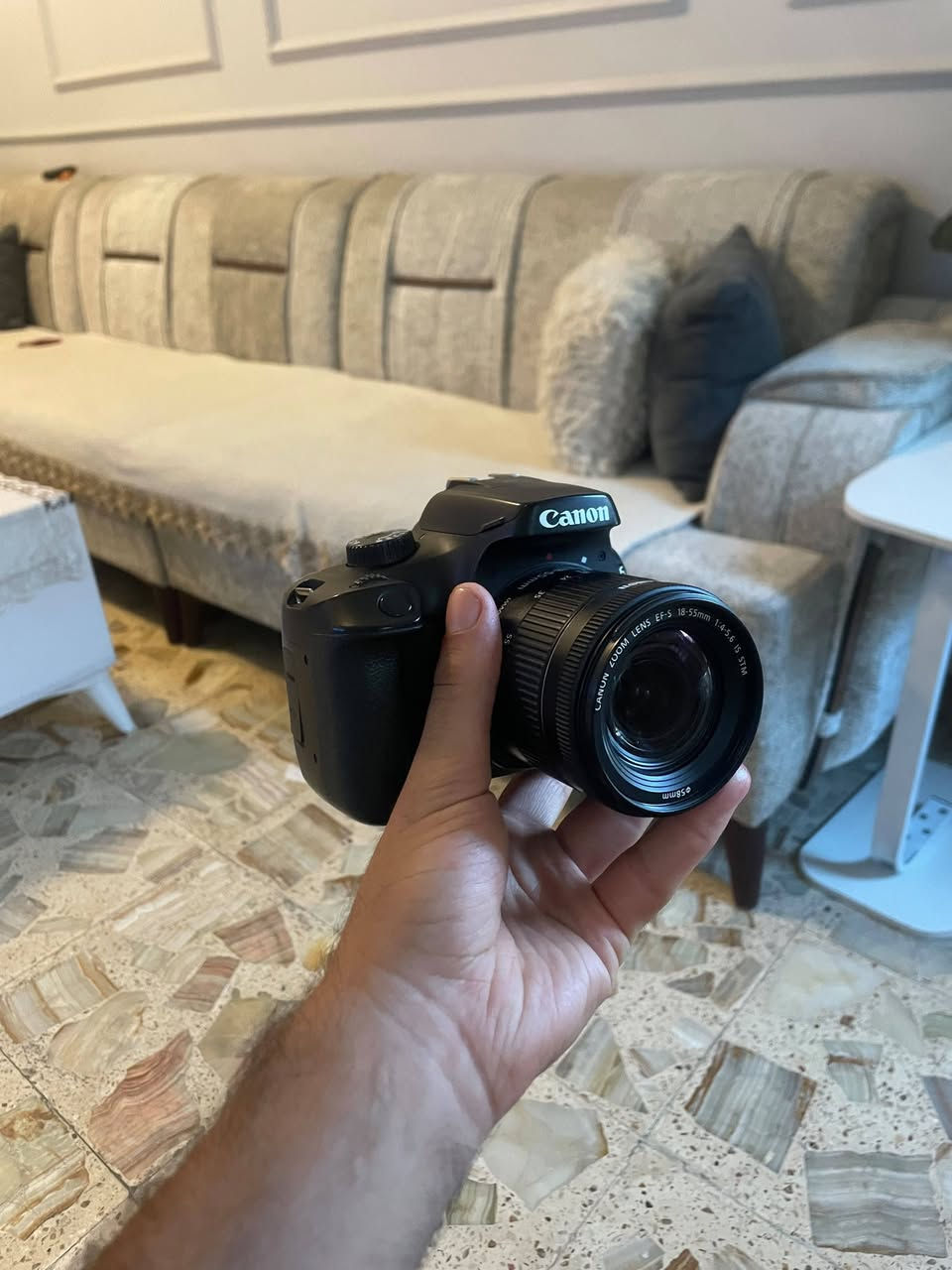 سلام عليكم كامره كانون D4000
المستشعر: APS-C بدقة 18 ميجابكسل.
 المعالج: DIGIC 4+.
 عدسة الكاميرا المرفقة: Canon EF-S 18-55mm f/4-5.6 IS STM (مزودة بمانع اهتزاز ومحرك تركيز هادئ).
 تصوير الفيديو: بدقة Full HD (1080p) حتى 30 إطاراً في الثانية.
 حساسية الضوء (ISO): من 100 إلى 6400 (قابل للتوسعة إلى 12800).
 نظام التركيز (Autofocus): 9 نقاط تركيز تضبط تلقائياً.
 الشاشة: شاشة LCD بحجم 2.7 بوصة ودقة 230 ألف نقطة.
 الاتصال: مزودة بخاصية Wi-Fi لنقل الصور مباشرة إلى الهاتف عن طريق تطبيق Canon Camera Connect.
 سرعة الالتقاط المستمر: 3 صور في الثانية.
 البطارية: LP-E10 تكفي لتصوير نحو 500 صورة بالشحنة الواحدة.
سعر خاص وتساب ***********
