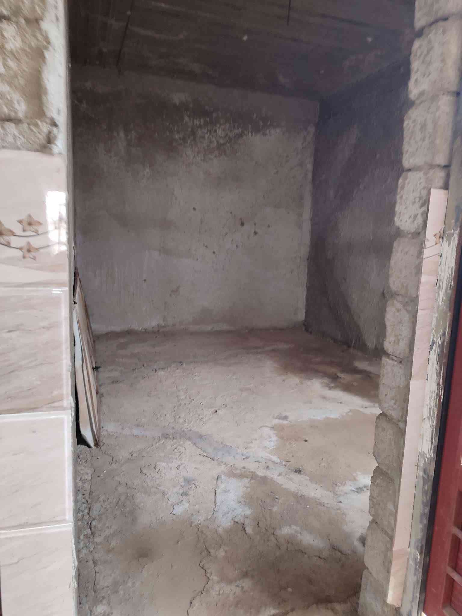 السلام عليكم 
بيت للبيع
بالكندي الثانية جمعية الحدباء
يعوزو كاشي ولبخ
مساحة 150
سعرو 95
