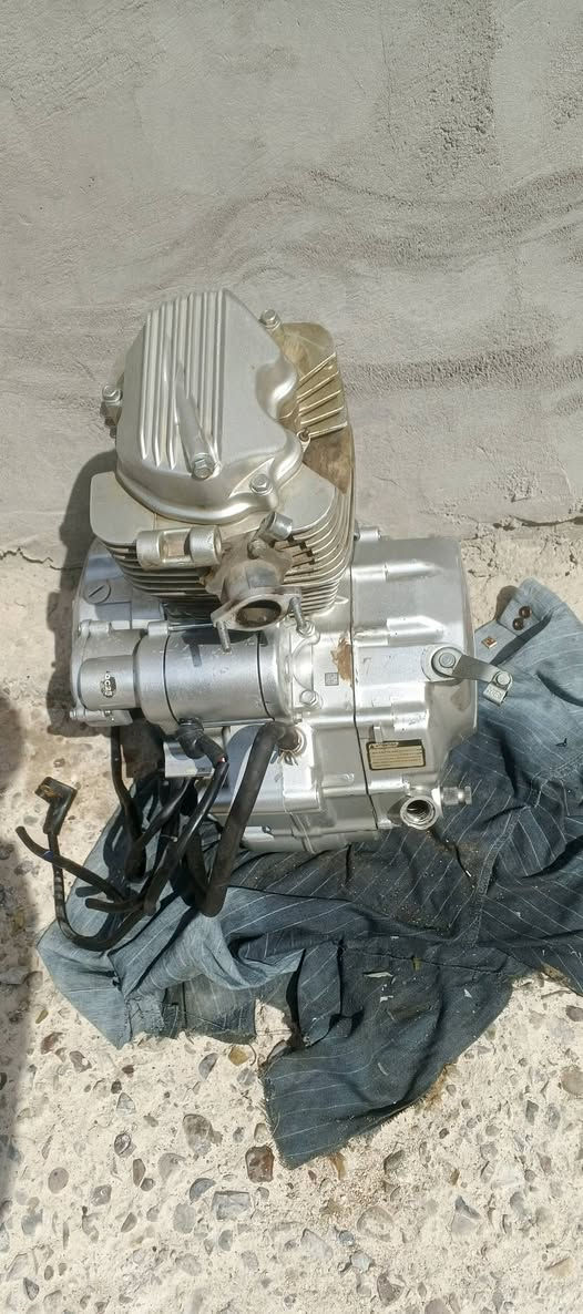 *********** 
محرك ستوته 200 العنوان بغداد الحميديه السعر 150 وبيها مجال المحرك عاوزه بس كلتشات صافي
