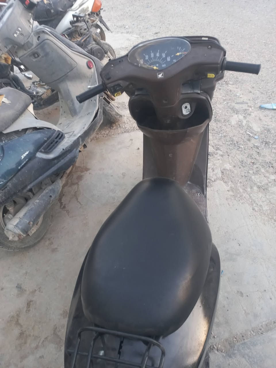 ابو السله للبيع
دراجه اول فتحه مبدل ولفات فقط 
كهربائيات كامله كلها شغاله 
كيج كيلو متر شغال
ماناقصها برغي 
سعر٣٥٠
***********
