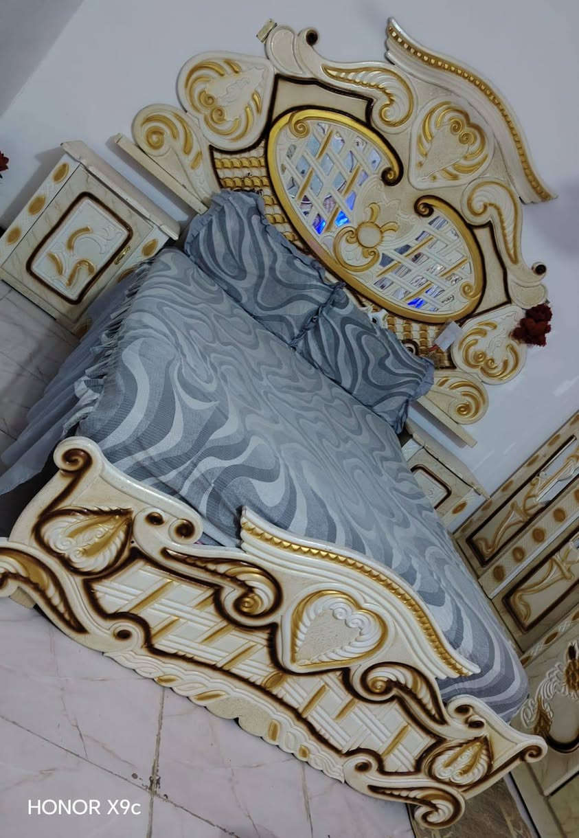 السلام عليكم غرفه نوم للبيع  ام السته تتكون من سبع قطع غرفه نضيفه كلش اي صدع مابيه العنوان شطره والشراي بيه خير ويدلل السعر  مليون وميه وبيه مجال ***********
