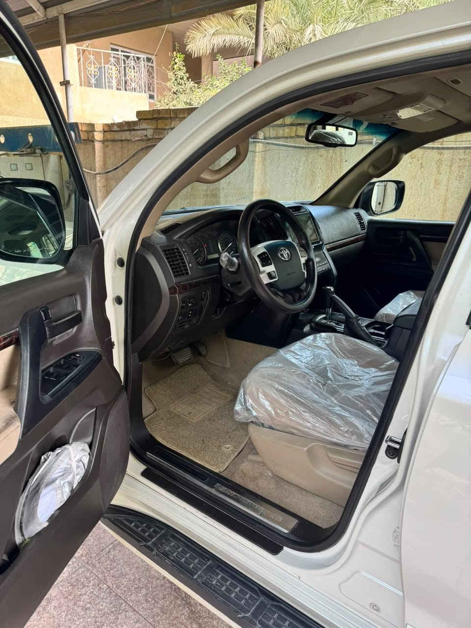 السلام عليكم 
لاندگروز 10 مواصفات GXR وكالة بريم بإسمي ومكانها بغداد محرك 8 سلندر 4600 ام الشاشه بالسقف تبريد ثلج باتري جديد ادامه كامله فلاتر منظومة بانزين كله جديد تخم تاير جواها مصارله هواي من بدلته دعاميات صبغ وبارد بدلعة الصندوق والسياره جديده حيل مال بيت استخدامنا الشخصي ومناقصه برغي ماشيه 186
السعر 260 وبيها مجال 
للتواصل خاص او واتساب
*********** ابو يوسف بغداد, العراق
