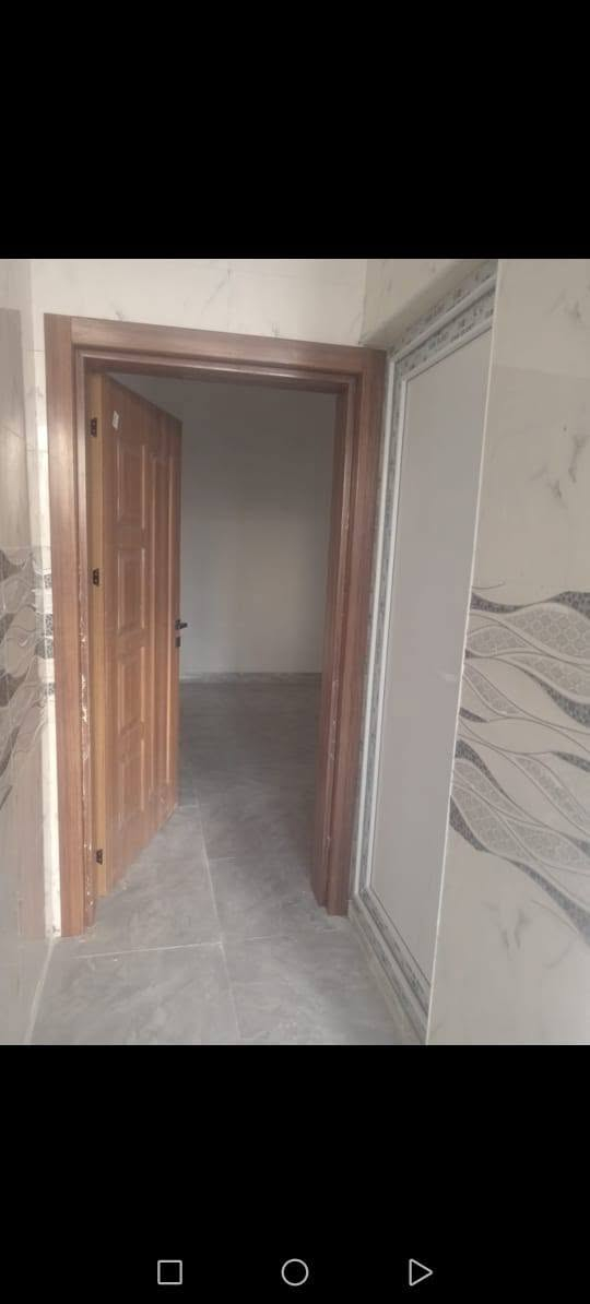 عندي بيت 50متر كربلاء قنطرة السلام فرع البرج مقابيل مجمع الوارث البناء درجه اولى جديد طابوق واحد لليجار الشهر ٢٥٠،،اتصل على الرقم ***********
