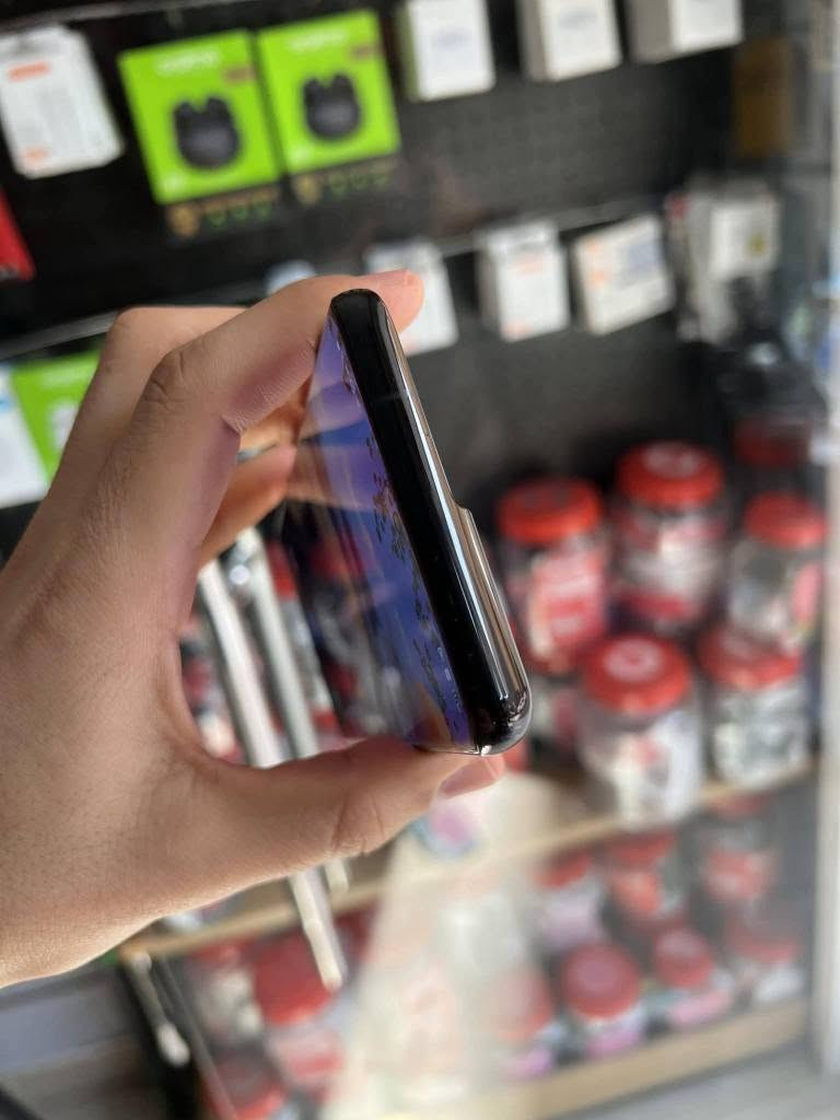 الجهاز الاصلي من سامسونج توفر 
s20 الترا
 الشاشة: Dynamic AMOLED 2X بمقاس 6.9 بوصة، بدقة QHD+ ومعدل تحديث 120Hz.
المعالج: Exynos 990 (لنسخة الشرق الأوسط) أو Snapdragon 865 (لأمريكا).
الكاميرا الخلفية (رباعية): أساسية 108 ميجابكسل + تقريب 48 ميجابكسل (زوم حتى 100x) + زاوية عريضة 12 ميجابكسل + عمق TOF 3D (تصوير فيديو 8K).
الكاميرا الأمامية: 40 ميجابكسل.
الذاكرة والتخزين: رام 12 أو 16 جيجابايت / مساحة 128 أو 512 جيجابايت (مع دعم كارت ذاكرة خارجي).
البطارية: 5000 مللي أمبير وتدعم الشحن السريع قدرة 45 واط والشحن اللاسلكي. 
السعر 340 الف
بغداد زيونه ربيعي قرب مجمع البركه 
*********** بغداد, العراق
