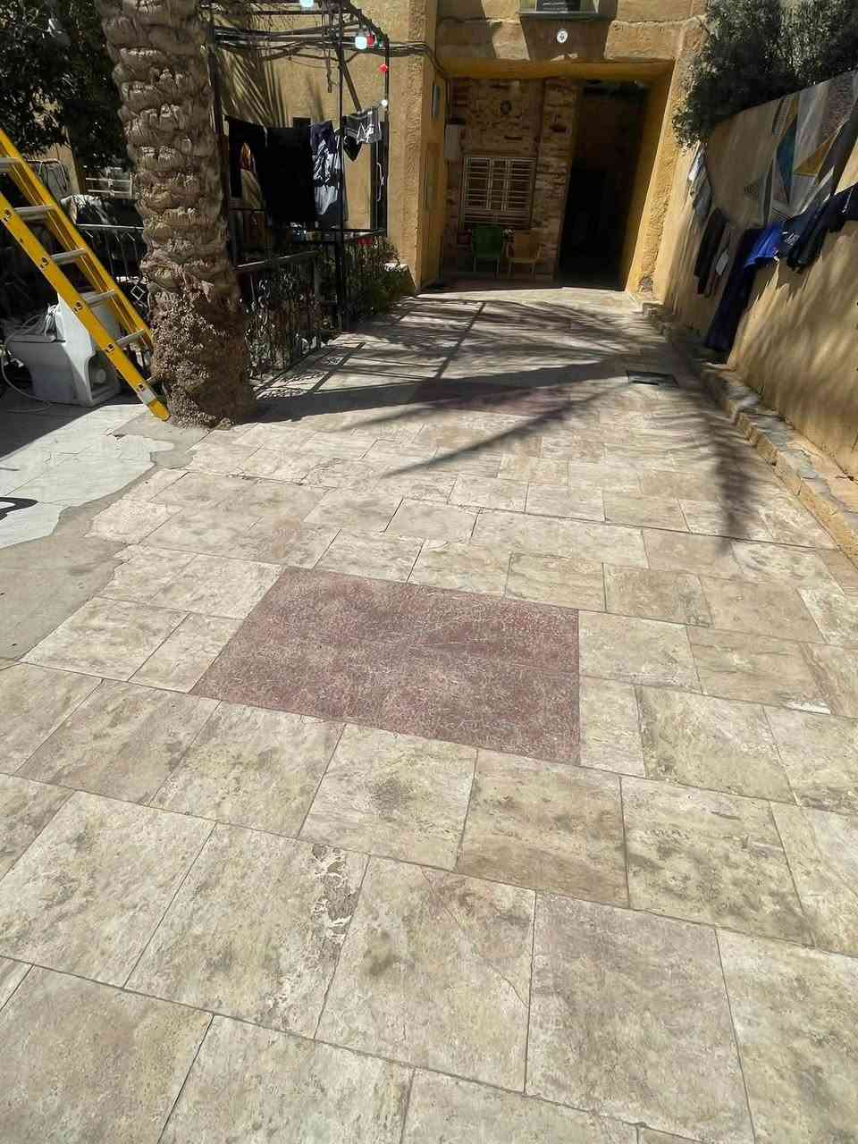 ‏ الدار للبيع ￼￼ في كربلاء حي العسكري قطاع 13
‏المساحة 261 م طابقين 
‏ استقبال + صالة +غرفة نوم+ مطبخ حار بارد + حمام خارجي + حمام داخلي + 
ال‏طابق الثاني غرفة نوم 2+ صاله+ حمام + 

‏￼ اتصال***********
