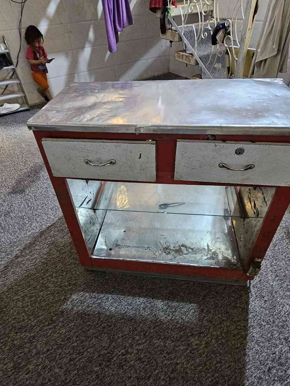 يوجد هذه ميز للبيع سعره 75 الف هذه رقمي ***********
