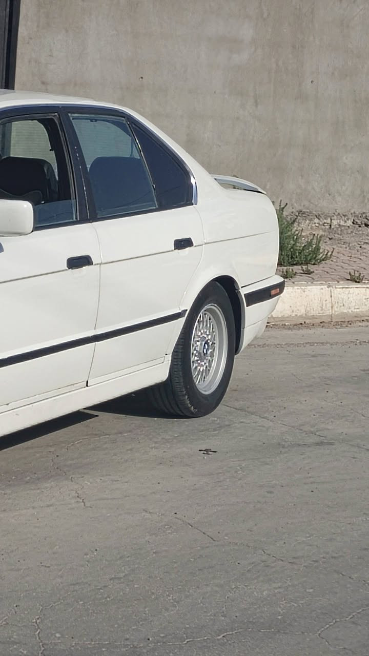 سلام عليكم بي إم 520 للبيع أو مراوس موديل 1991 بطاقه بنزين موجود 520 أصل فصل كير عادي  محرك كبس  ضربه بس جاملخ وره ما وصل للدخل سياره حلوه كاعده بس داخله يرادله شويه ترتيب  مكاني كركوك *********** سعر 45 بي مجال للطيبين
