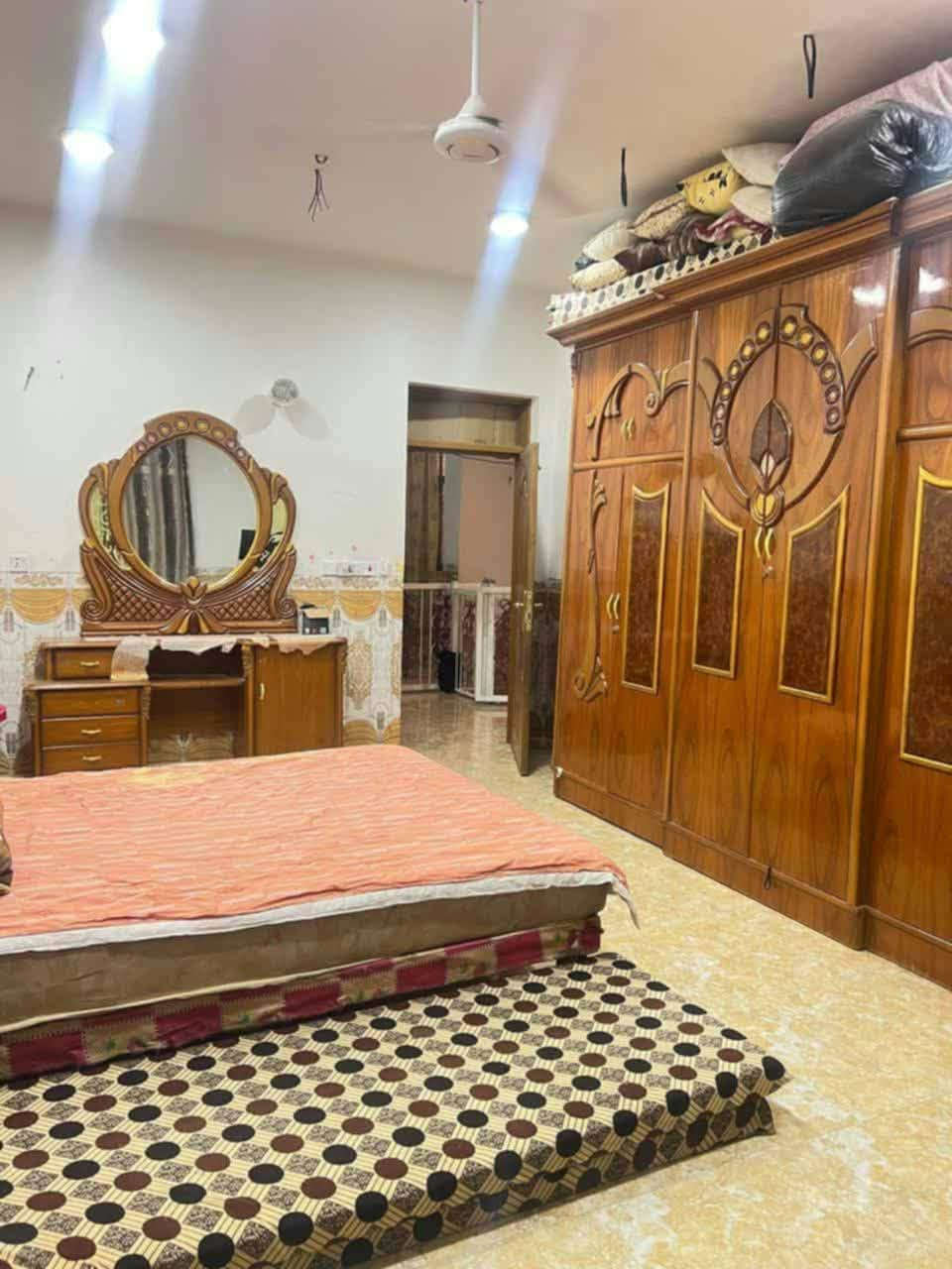سلام عليكم بيت للبيع في حي الصديق ابو غريب
يحتوي ع استقبال وصاله 
ومطبخ واربع غرف نوم وحده بالطابق الارضي وثلاثه بالطابق الثاني 
ويحتوي ع ثنين مناور 
وحمامات ثنين * واحد مشترك 
والكاشي بورسلين 
قريب ع المدارس الصينيه 
وقريب ع الشارع العام الرئيسي 
عنوان البيت 
حي الصديق شارع ٢٠ قرب جامع النور 
للتواصل او الاستفسار ع هذا الرقم
***********
