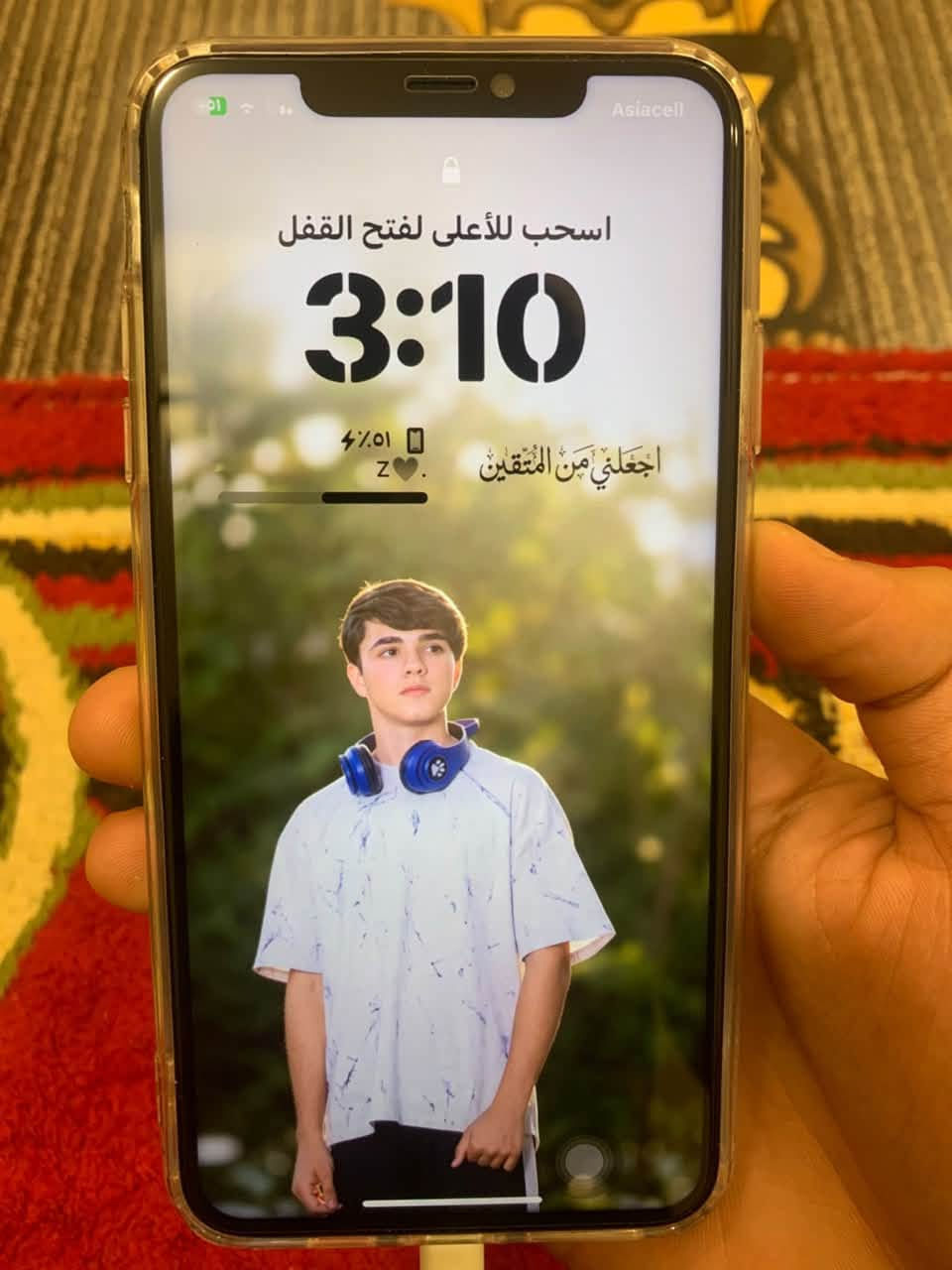 آيفون اكس ماكس 
ذاكرة 256 
بطارية 100 
نموذج M
مبدله شاشه اصليه وبطاريه 
فيس إيدي شغال سيم كارت وآي فأي كلهم شغالات 
سعره 180 وبيه مجال
رقم التواصل ***********
