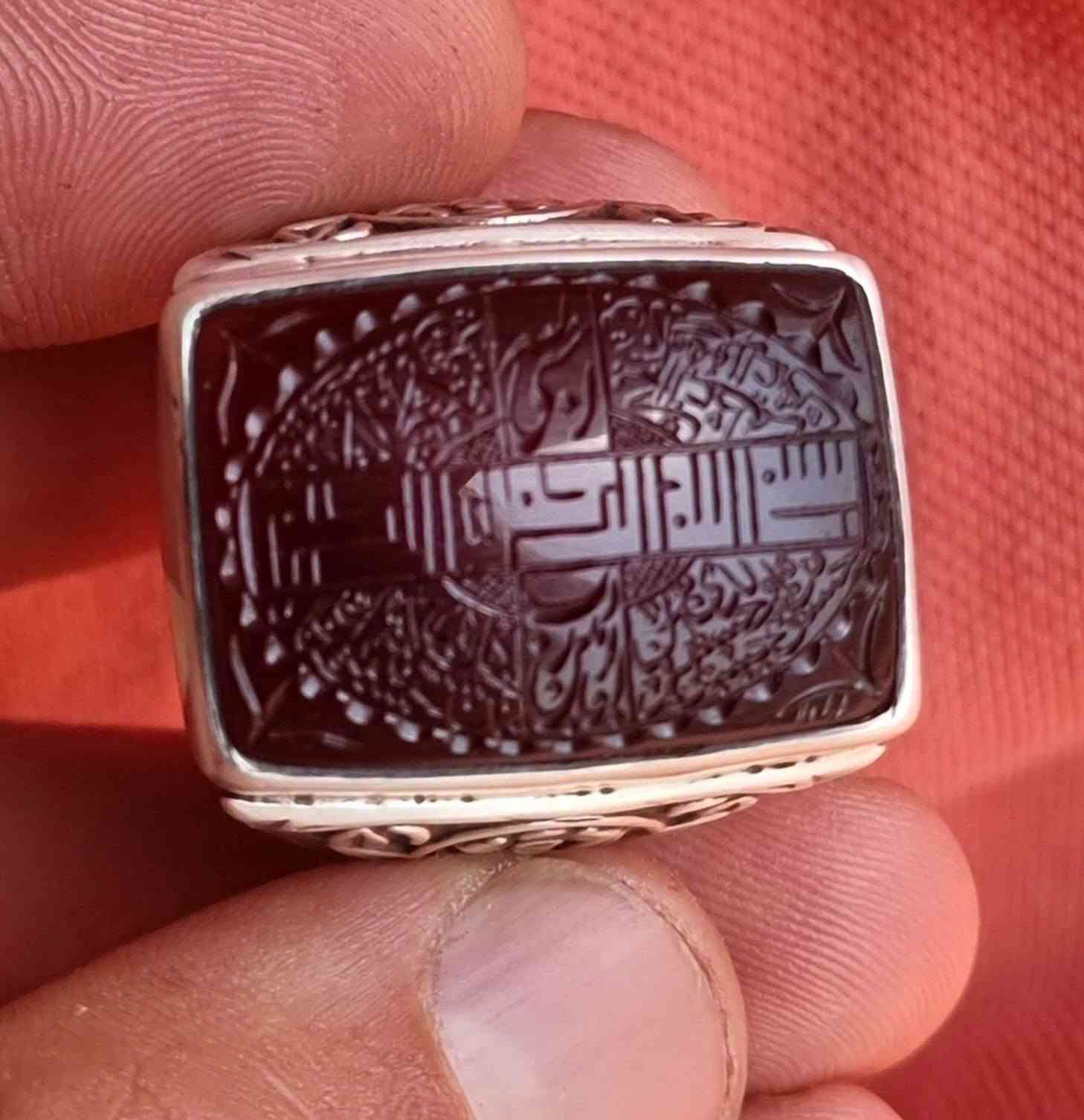عقيق يماني كرز الكرز مخطوط خط يدوي 
                🔥بسم الله الرحمن الرحيم 🔥 
حَسْبِيَ اللَّهُ لَا إِلَهَ إِلَّا هُوَ عَلَيْهِ تَوَكَّلْتُ وَهُوَ رَبُّ الْعَرْشِ الْعَظِيمِ﴾🔥
بصياغه يدويه ثقيله للبيع مكاني بغداد يوجد توصيل إلى جميع المحافظات للبيع فقط فقط أحبتي الغوالي ما اراوس بس ابيع 
***********
