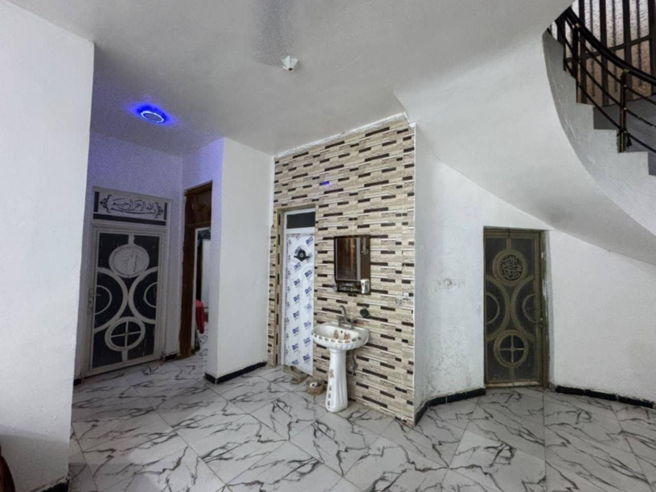 عندي بيت مصفر في حي الجهاد السفحه الأولى البيع مع الاثاثبيت مساحة ٢٠٠ الوجه ١٠ ع شارع تبليط ومجاري وجه ع ساحه البيت يتكون من غرفتين وصاله ومطبخ واستقبال ينباع مع الاثاث شلع معاملته ماصاعده التقيم ***********
