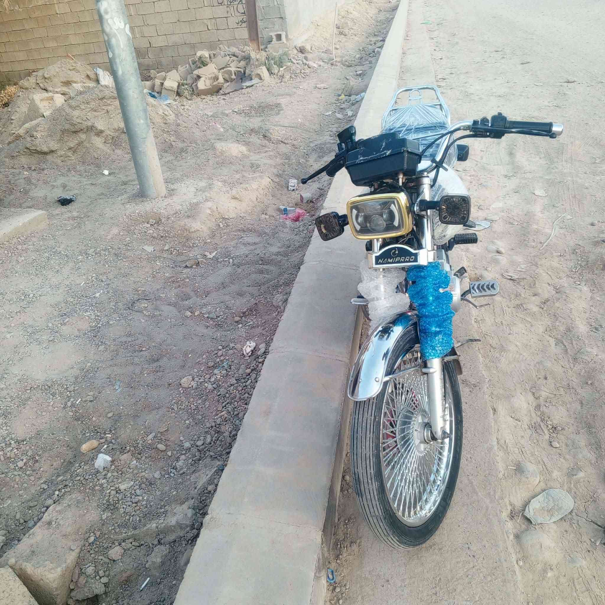 سلام عليكم شباب دراجه للبيع موديل 24 محرك مامفتوح دراجه كلها شغاله السعر 550 وبي مجال الشراي لاتصال عل رقم ***********
