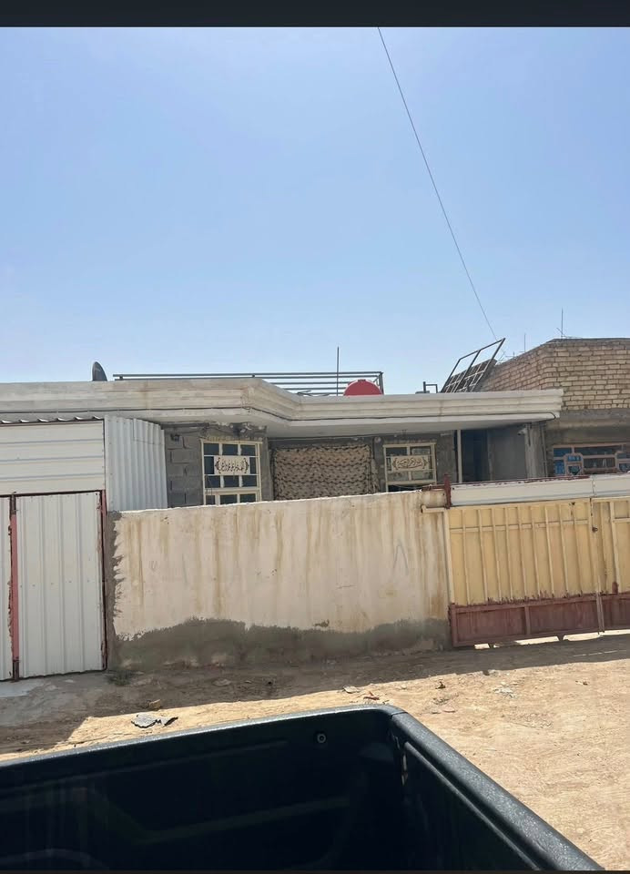 بيت مساحه200للييع يبعد ع شارع ١٠٠متر بحواس مقابيل سكلت حجي هادي
ب٥٠اشراي اتصل ***********
