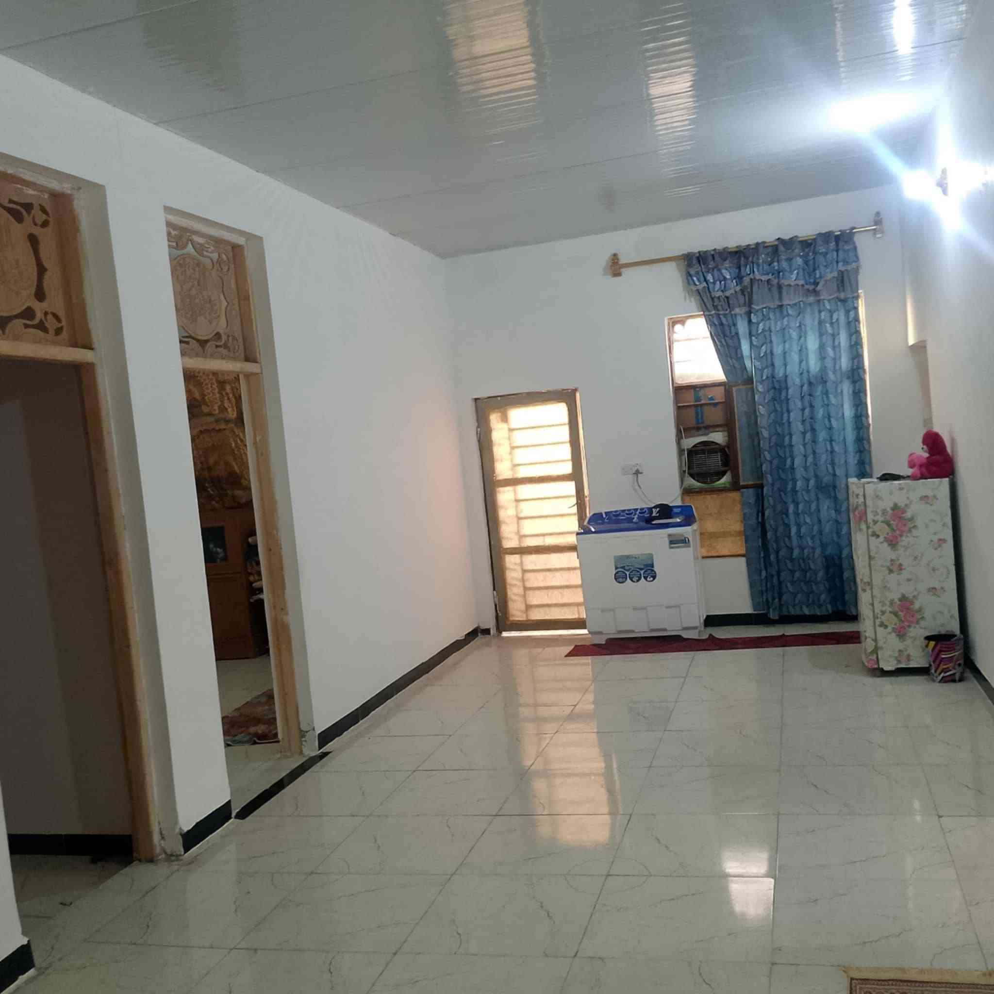السلام عليكم عندي دار للبيع المساحه الكليه 210 متر طابو زراعي سند 25 تحويل مباشر باسم المشتري متوفره كل الخدمات شارع النيل الخدمي قرب مخازن بيت مرجان السقف مالته ساندويتش بيت تسليم مفاتيح جديد وحلو مرتب السعر مالته بلاش 40 وبي مجال الاستفسار مراجعه مكتب عقارات الحسام اتصل على رقم الهاتف ***********+*********** اخوكم ابو مومل
