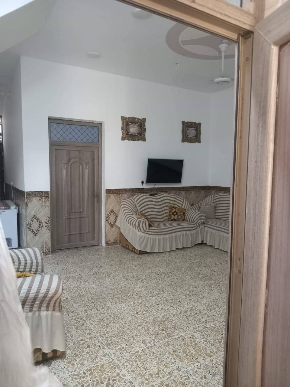 ياالله سلام عليكم ورحمة الله وبركاتة
🏠🏠بيت البيع فوال مابي ينقص بس  نقص الوجيه بس  لبخ   الفلوجه الجغيفي الثانيه يم سواق جنه 
بيت موجه المساحه150مكون من 3 غرف نوم 
مانور 2ع
حمام 2ع
صاله 2ع
ستقبال
مطبخ
كراج   
 يبعد عن لتبليط 50 متر 

 السعره 95وبي مجال  رقمي الهاتف  ‏‪***********‬‏
