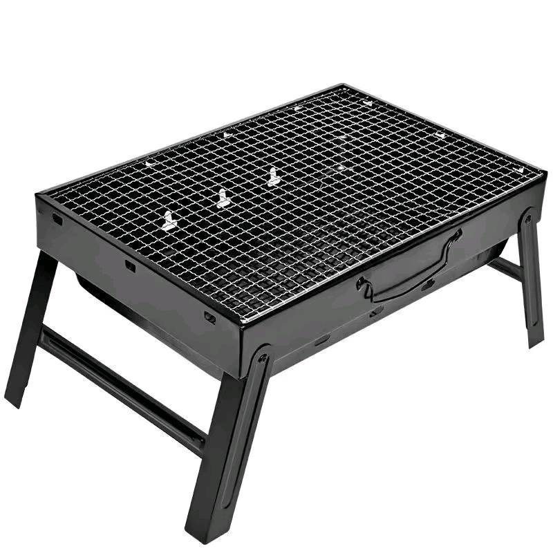 شواية الفحم المحمولة هي أداة شواء صغيرة الحجم وقابلة للطي، مصممة خصيصًا لسهولة النقل والتخزين. هذا النوع من الشوايات مثالي للرحلات الخارجية، التخييم، النزهات، أو حتى للاستخدام في الشرفات والحدائق الصغيرة. 
ميزات ومعلومات إضافية
قابلية النقل: تتميز بتصميمها خفيف الوزن والأرجل القابلة للطي، مما يجعلها تشبه الحقيبة عند طيها ولا تشغل مساحة كبيرة.
المواد: عادة ما تكون مصنوعة من الفولاذ المقاوم للصدأ أو المعدن المطلي المقاوم للحرارة العالية والخدوش لضمان المتانة وطول العمر.
سهولة الاستخدام: لا تتطلب أدوات معقدة للتركيب، ويمكن تجميعها وتفكيكها في ثوانٍ قليلة.
التهوية: تحتوي على فتحات تهوية لتعزيز تدفق الهواء واحتراق الفحم بشكل فعال.
التنظيف: أجزاؤها قابلة للفصل والتنظيف بسهولة تحت الماء الجاري.
الاستخدامات: مناسبة لطهي مجموعة متنوعة من الأطعمة مثل النقانق، البرغر، قطع اللحم، والأسياخ.
شنو الموديل/الرقم الصحيح للشواية؟ لأن على الكارتون مبين TL-353، تريد تأكدنه بالوصف؟: 
نعم 
وين موقعك بالعراق حتى الزبون يعرف شلون يستلمها أو يحدد التوصيل؟: 
بغداد 
الشواية جديدة لو مستعملة؟ وإذا مستعملة، شكد مدة الاستخدام وحالتها شلون؟: 
جديد 
شنو الأبعاد والوزن التقريبي بعد الطي وبعد الفتح؟ حتى الناس تعرف إذا تناسب للرحلات والسيارة؟: 
مناسبه لسفرات 
التوصيل لكل المحافظات لو داخل مدينة معينة فقط؟ وأكو استلام يد بيد أو شحن؟: 
كل محافظات العراق 