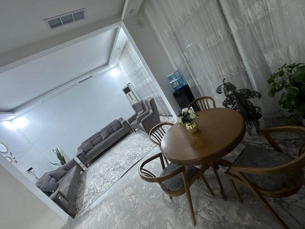 🏠 بيت للبيع – موقع مميز

📍 خلف مجمع كاردن ستي، قريب من مرطبات السيد – طريق بغداد.

📐 المساحة: 100 متر مربع

يتكون من:
• 4 غرف نوم
• صالة مفتوحة
• مطبخ
• غرفتين سويت
• 3 حمامات

📞 للاستفسار: ***********
