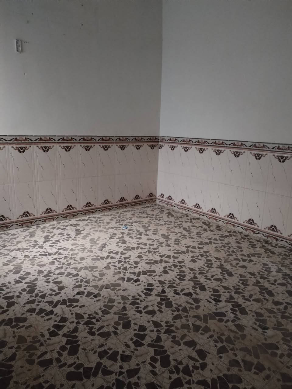 بیت 100م للايجار  ✅ 
حي نداء شارع جامعه الكفيل شارع المدرسه الورديه 
قرب جامع امناء الرحمن 
سعر الايجار 250 ألف  💸 💸 
يحتوي على غرفه وصاله واستقبال ومطبخ وتانكي ماء و سخان
للتواصل على هذه الرقم  ***********

@إشارة
