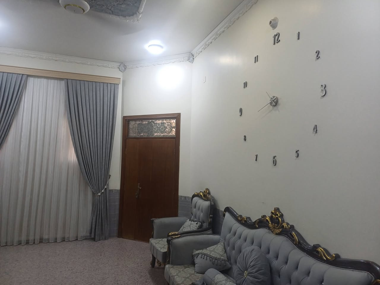بيت 200 متر بحي الزيتون خدمات كامله شارع 15 متر  3 غرف نوم صحيات داخليه وخارجيه صاله استقبال مطلوب مبادره  ***********
