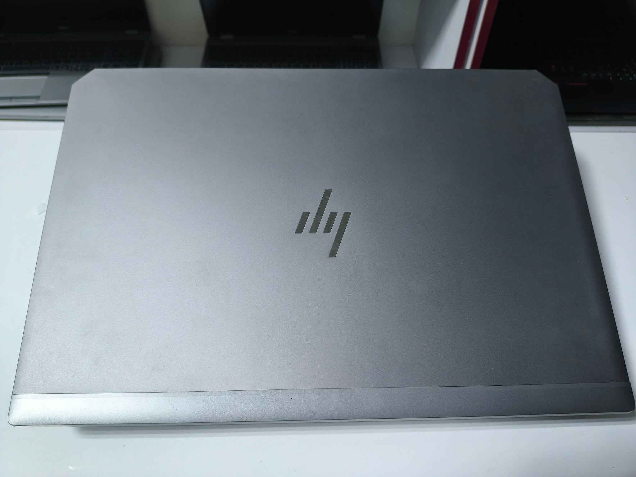 🔥 HP ZBook 17 G6 - وحش العمل الهندسي والرندر الثقيل 🔥
إذا كنت تبحث عن أعلى أداء متاح للبرامج الهندسية، الرندر الثلاثي الأبعاد، أو المونتاج بدقات عالية، فهذا الجهاز مخصص لك تماماً بفضل كرت الشاشة العملاق RTX 5000 سعة 16GB.  
📋 المواصفات الفنية التفصيلية:
🧠 المعالج: Intel Core i9 (الجيل التاسع - فئة H القوية جداً للضغط العالي).
⚡ الذاكرة العشوائية (RAM): 32GB DDR4 (متوفر أيضاً خيار 16GB).
💾 التخزين: 512GB SSD NVMe (سرعة فائقة في الإقلاع وتحميل البرامج).  
🎨 كرت الشاشة المنفصل: NVIDIA Quadro RTX 5000 بذاكرة 16GB VRAM نقي (مخصص لـ 3D, Blender, Revit, Premiere, AI).
🖥️ كرت الشاشة المدمج: Intel UHD Graphics 630.
📐 الشاشة: 17.3 بوصة بدقة FHD لإيضاح ومساحة عمل واسعة ومريحة للعين.
⌨️ الكيبورد: عربي / إنكليزي (حفر ليزري ضوئي مع إضاءة خلفية).
💰 الخيارات والأسعار:
🔹 النسخة الأولى (32GB RAM + كرت 16GB): 1,200,000 دينار عراقي
🔹 النسخة الثانية (16GB RAM + كرت 16GB): 1,100,000 دينار عراقي
🎯 مناسب جداً لـ:  
المهندسين والمصممين (AutoCAD, Revit, SolidWorks).
صناع المحتوى والمونتيرية (4K / 8K Video Editing).
أصحاب مشاريع الذكاء الاصطناعي وتوليد الصور والرندر الثقيل.  
🏢 مكتب لابتوبيا
📍 العنوان: بغداد – الأمين الثانية – شارع سكينة
📞 للتواصل والواتساب: ***********
🚚 خدمة التوصيل متوفرة لجميع المحافظات
