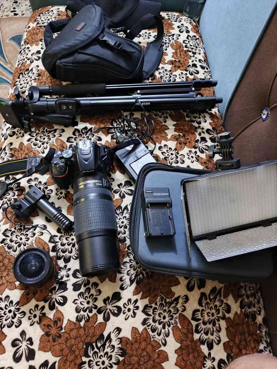 نيكون d5600 مع لملحقات والعدسات  السعر 750 الف للتواصل ***********
