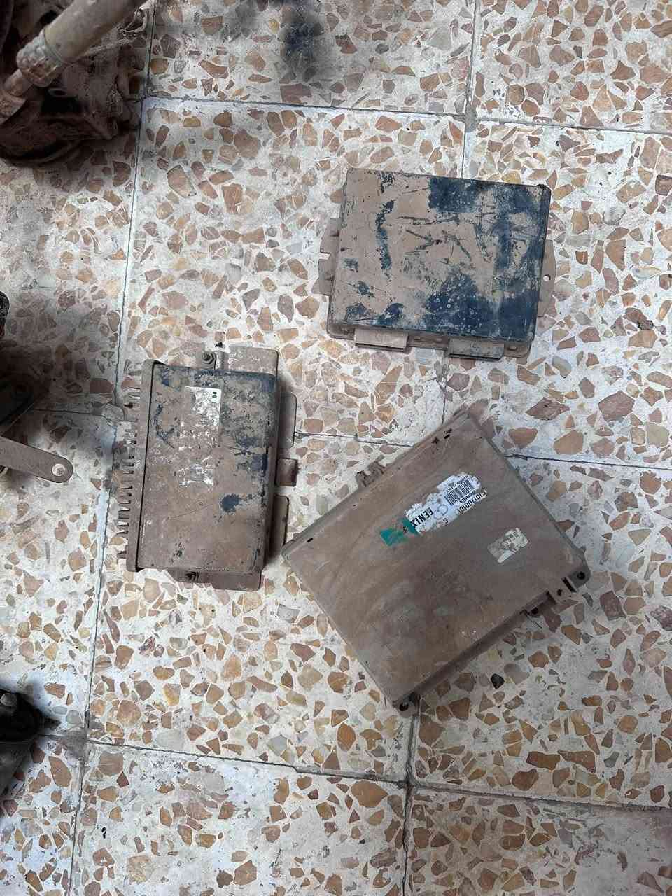 بين واحد دينمو مال تيوتا رنر وبيجو وعقل مال ستروين فرنسي  سلف تيوتا وبيجو  وشوته ايرفلو هم شرط شغال    مال تيوتا رنر ***********
