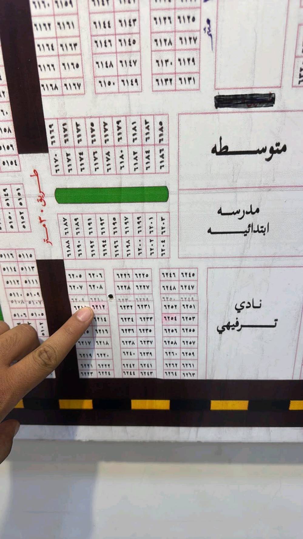 قطعة ارض للبيع الطوبه والنخيل مساحة 250متر رقم القطعه ب 6000 الوجه 12 ونص ونزال 20 متر محدوله وكامله وبسمي بسعر 100
 وبيها مجال قليل 