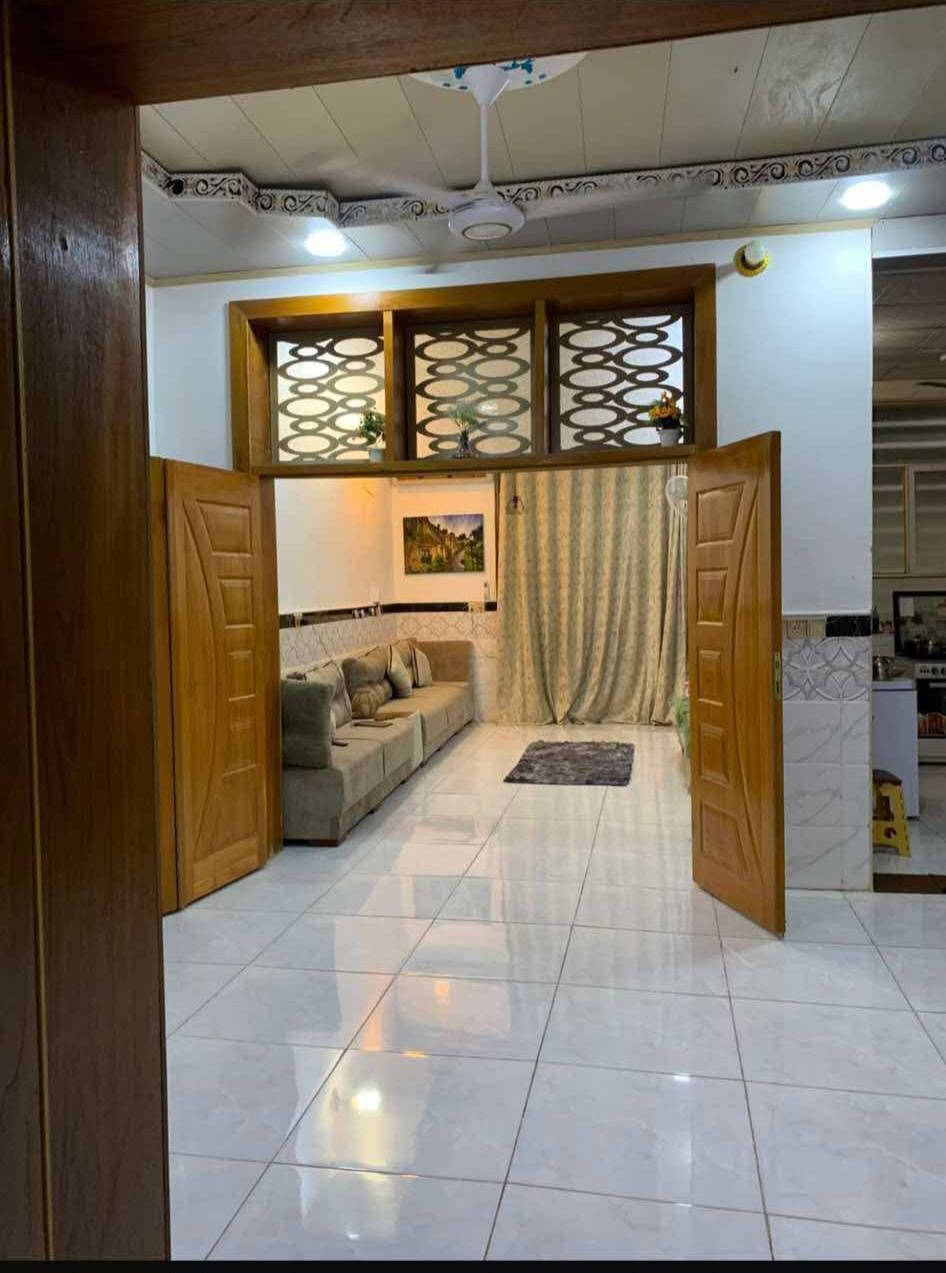 بيت للبيع مساحة 100 مربع خط اول كلش قريبه الشارع الصب  
العنوان النجف الاشرف عله شارع الصب
 مقابيل قرية الغدير 
طابو زراعي سند 25 مرشح للتطويب  
مواصفات البناء
#غرفة #نوم #وصاله #ومطبخ #واستقبال #حمامات #داخليه و #منور و #حمامات #خارجية 
ملاحضه البيت كله امئثث اثاث درجه اوله السعر مالته 
مع الاثاث 55مليون اوبيه مجال 
✅ وذا  بدون اثاث 50مليون اوبيه مجال الميه خط اول كلش قريبه للشارع 
بناء مرتب (أساس + سقف كونكريت + طابوك)
ماء كهرباء مدارس  تبليط مولد
منطقة مسيجه و مبلطه و متوفر جميع الخدمات 
العنوان مقابيل قرية الغدير 
*********** اتصل اوبيك خير ودلل

