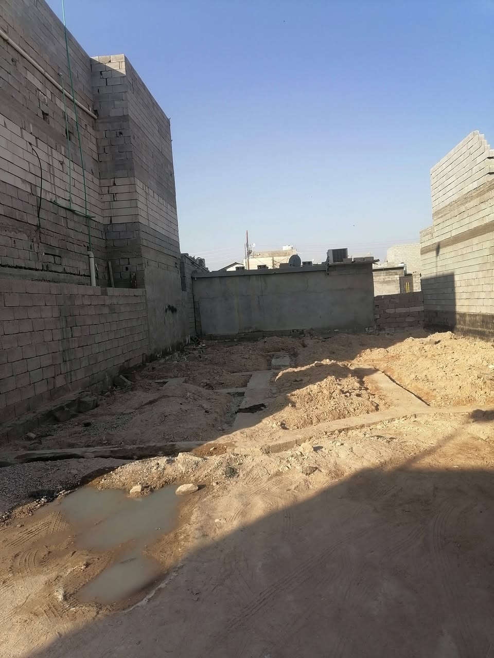 السلام  عليكم
قطعة أرض للبيع وقف سني المساحة ٢٠٠ متر بيها بتلو يتكون من ٣ غرف واستقبال مطبخ وصحيات كراج وحديقة
علئ شارع ١٠ متر منطقة كلش حلوة جديدة هادئة وقريبة ع الطريق الفوك 
مكان القطعة حمدان /منطقة كوت ثويني قرب جامع السيدة خديجة
السعر٢٨ مليون بيها مجال
للإستفسار  ***********
