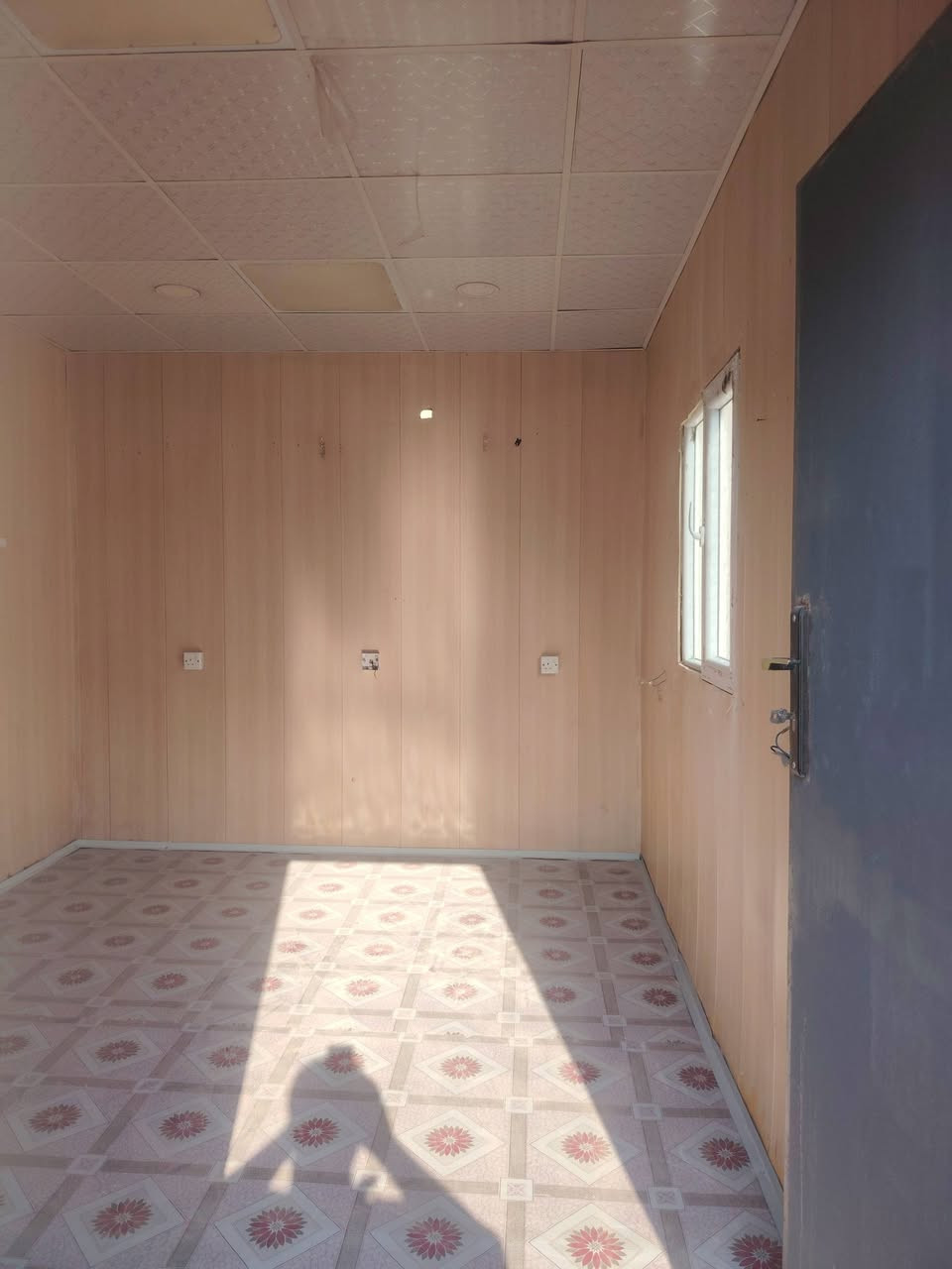 كرفان
كرفان 3*4 
مستعمل نضيف شغل مظبوط
باب حديد تغليف سقف وجدران
كهربائيات كامله
المكان بغداد العبيدي
الرقم ***********
