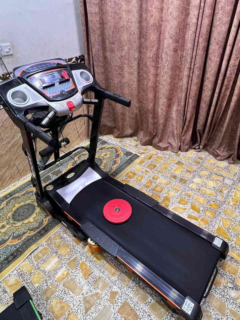 جهاز جري جبلي دبل ماطور شاشه لمس تحكمات لمس سرعه عاليه16.8 نظيف يحتوي على اكواب عدد2 وستاند موبايل بي شاشه تعد رقت سعرات حراريه قياس نبضات القلب مسافه مقطوعه مفتاح امان بي رجاج تكسير شحوم وبي شناو بطن بي اواكس بلوتوث جهاز يطبك ومياخذ مساحه ويا (هديه قرص خصر) يحمل 140 كيلو سرعه عاليه سعره 280 الف بغداد يوجد توصيل محافظات ***********
