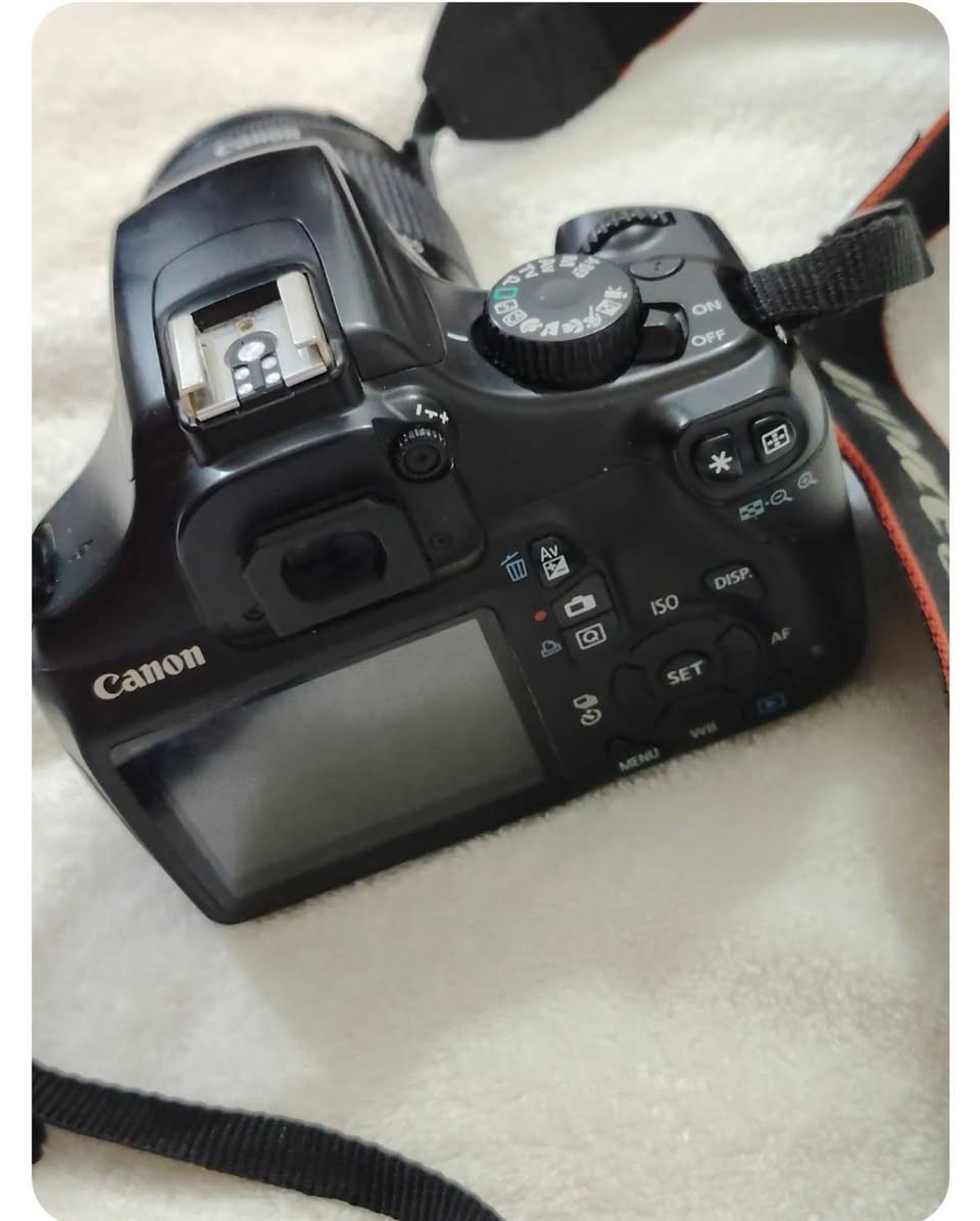 للبيع كاميرا Canon EOS 1100D بحالة ممتازة. 
​المجموعة تتضمن:
​الكاميرا: Canon EOS 1100D 
​العدسات: عدسة أساسية + عدسة Canon EF 75-300mm للزوم القوي (مثالية لتصوير البعيد).
​الملحقات:
​فلاش خارجي احترافي نوع Cobra CX150.
​شاحن بطارية Canon الأصلي (LC-E10C).
​بطارية Canon الأصلية.
ستاند تصوير Tribod
حقيبة canon الاصلية 
​كابلات التوصيل.
📍 المكان: كربلاء 
​المجموعة متكاملة وجاهزة . للجادين فقط، يرجى التواصل عبر الخاص للاستفسار أو المعاينة.
