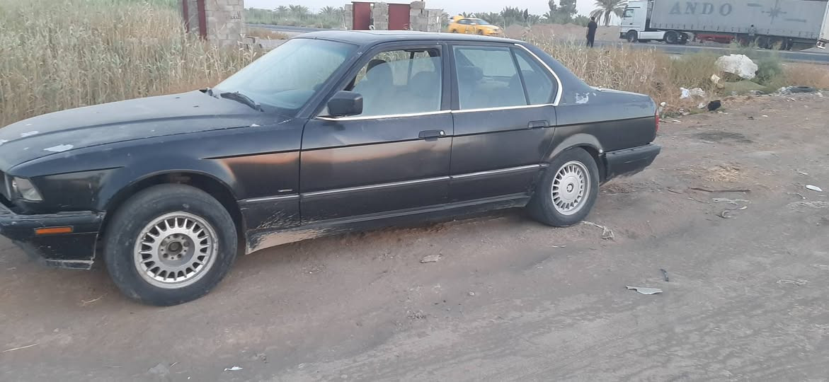 1موديل 92
2مكينه 30 مسكر دبل فانوص
3 سياره مال تعمير
4كير و مكينه. بل جيس  كير عادي 
5دواخله تعبانه 
6سنويه صاقطه ورقم صدامي 
7سياره باسمي
 8كرهبايات كله شغاله 
9السعر 25 وبيها مجال سياره عظمتها حلوه@
10 رقم الهاتف / ***********
