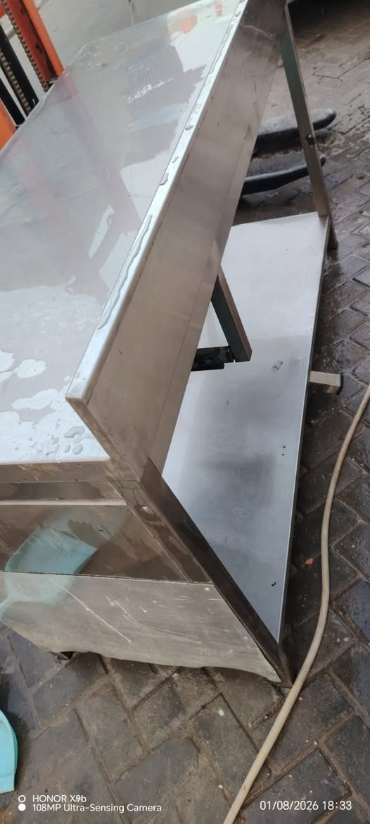 ميز ستيل طوله ١٦٠ وديلاب ارتفاعه ١٨٥ وعرضه ١٢٠ نضيفات جدا ايطالي اصلي ثقيل ***********
