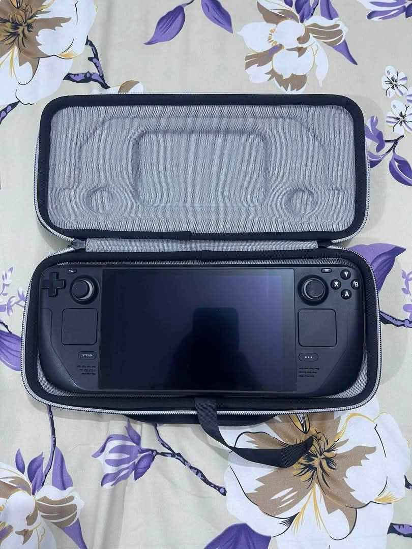 السلام عليكم متوفر بتاريخ اليوم 8/7 
للبيع: Steam Deck LCD 512GB

الجهاز: Steam Deck LCD

السعة التخزينية: 512GB NVMe SSD

الشاشة: 7 إنش LCD
دقة الشاشة: 1280×800

معدل التحديث: 60Hz

المعالج: AMD APU (Zen 2) رباعي الأنوية / 8 خيوط
كرت الشاشة: AMD RDNA 2 مدمج (8 وحدات معالجة)
الرام: 16GB LPDDR5
البطارية: 40Wh

الاتصال: Wi-Fi وBluetooth 5.0

المنافذ: USB-C (يدعم الشحن، نقل البيانات، وإخراج الشاشة)
منفذ الذاكرة: microSD لتوسعة التخزين

السماعات: ستيريو مع منفذ سماعة 3.5 مم
الميكروفون: مدمج

أزرار التحكم: عصا تحكم مزدوجة، D-Pad، تريجرز، 4 أزرار خلفية قابلة للتخصيص، ولوحا لمس (Trackpads)
نظام التشغيل: يدعم SteamOS أو Windows
حاليا بنضامه الاصلي ال OS 
ملحقات جنطه وشاحن الاصلي ودرع ممتاز نوعيه فاخره 

قادر على تحميل جميع الالعاب الثقيله مثل 
ريد ديد 2 / كود اوف وار راكنروك / لاست اوف اس 2 
وكذلك محاكيات نينتيندو او بلي للألعاب القديمه 
نضيف وبدون مشاكل سليم جدا 

وبسعر مناسب 485 الف فقط 
العنوان / بغداد البياع شرطه 
الرقم للتواصل/ *********** 
توصيل لجميع المناطق والمحافظات موجود بغداد, العراق
