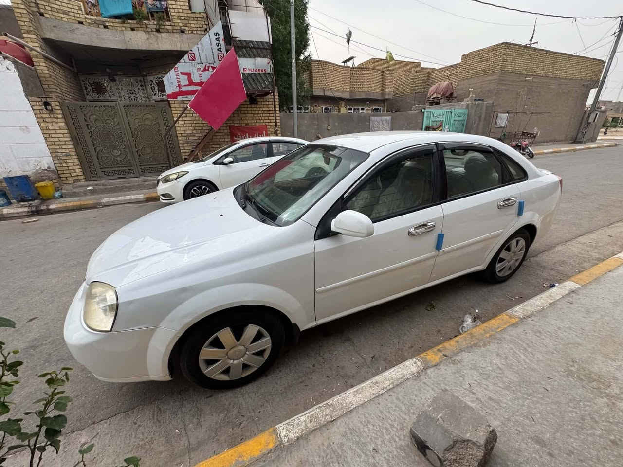 اوبترا للبيع موديل ٢٠١١ رقم واسط انكليزي سنويه لل٣٠ سياره جديده بيها مكانات صبغ بسيطه بس بالهلالات مكينه وكير عالشركه تخم تاير صدر حداديه تبريد ويا سويج ماشيه ١٩٠ الف مكانها واسط ***********السعر ٧٠ وبيها مجال للشراي سياره مال جناي
