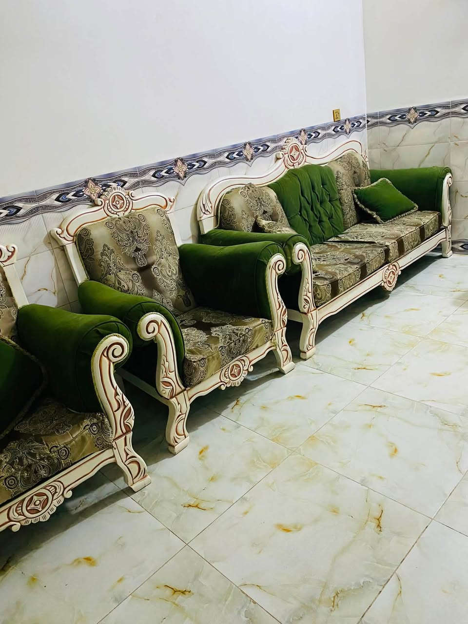 تخم ملكي ١٠ مقاعد مابي ضرر لا كسر ولا مزك العنوان نجف واكو توصيل استفسار خاص او الاتصال ***********
