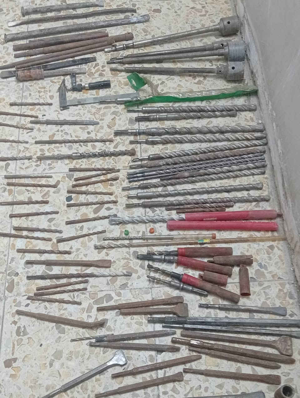 السلام عليكم 
شلعه براين ادريلات انواع الدريلات المختلفه 
كبير وصغير الاحجام مع قلم واهيام 
البيع شلعه 
مكاني بغداد الحبيبيه 
واتساب 
***********
