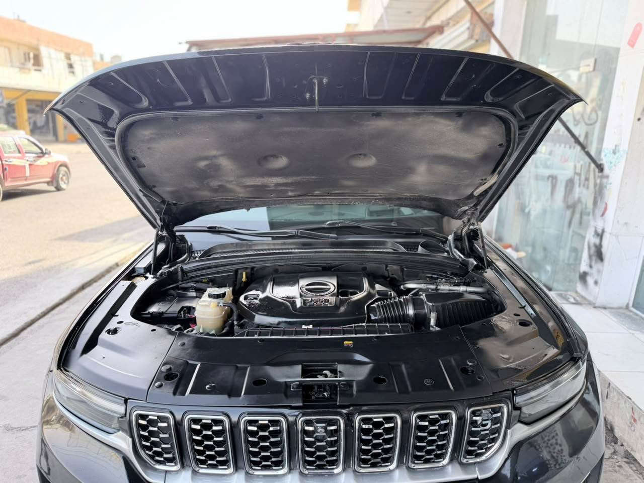jeep grand cheroke summet 2023 
سەیارەکە فول مواسەفاتا
ڕاداری پێشەوەو تەنیشتەکان 
کامیرە ٣٦٠ 
داتاشۆ 
هەمو کوشنەکانی ساردو گەرمن 
دو کوشنی پێشەوە مەساجە 
سێ مۆد کوشن خەزن 
گێڕ ماوس 
دەبڵ ئەکسل و دەبەڵ هەوای
چوار شاشە 
برێک بەسمە
*********** 
پانۆ ڕاما
بەسمەو شەخال
ئاوێنە شەفت و کارەبای و ڕادار  
سندوق شەفت و شاپ
مەکینەی شەش پستۆن 
بۆنیتو چاملخی سەیاق پێشەوە گۆڕاوە 
چوار تایەی لۆکی لە ژێرە
مەکینە ٦ پستۆنی بێ تۆڕبۆ 
سحری ٣٦٠ محامەلە

2023 (Jeep Grand Cherokee Summit
 المحرك: 6 سلندر (بدون توربو)
 حالة البودي: تبديل بونيد وجاملغ أمامي جهة السائق فقط.
 الإطارات: 4 إطارات جديدة (زيرو).
أبرز المواصفات (فول مواصفات):
 الشاشات والعرض: 4 شاشات، شاشة عرض على الزجاج (داتاشو / Head-Up Display).
 المقاعد: جميع المقاعد تبريد وتدفئة، المقعدين الأماميين مساج، ذاكرة حفظ وضعية المقاعد (3 أوضاع).
 القوة والتحكم: جير ماوس، دبل أكسل، هيدروليك (دبل هوائي).
 أنظمة الأمان والرادار: رادار أمامي وجانبي، رادار على المرايا الجانبية.
 الكاميرات: كاميرا 360 درجة.
 الأبواب والصندوق: تشغيل بصمة، تشغيل عن بُعد (شغال)، صندوق كهربائي (شفط وشاب)، مرايا جانبية كهرباء وشفط، بريك بصمة.
 السقف: بانوراما.
 السعر: 360 ورقة ($36,000) وقابل للمعاملة.
 رقم الاتصال: *********** أربيل, العراق

