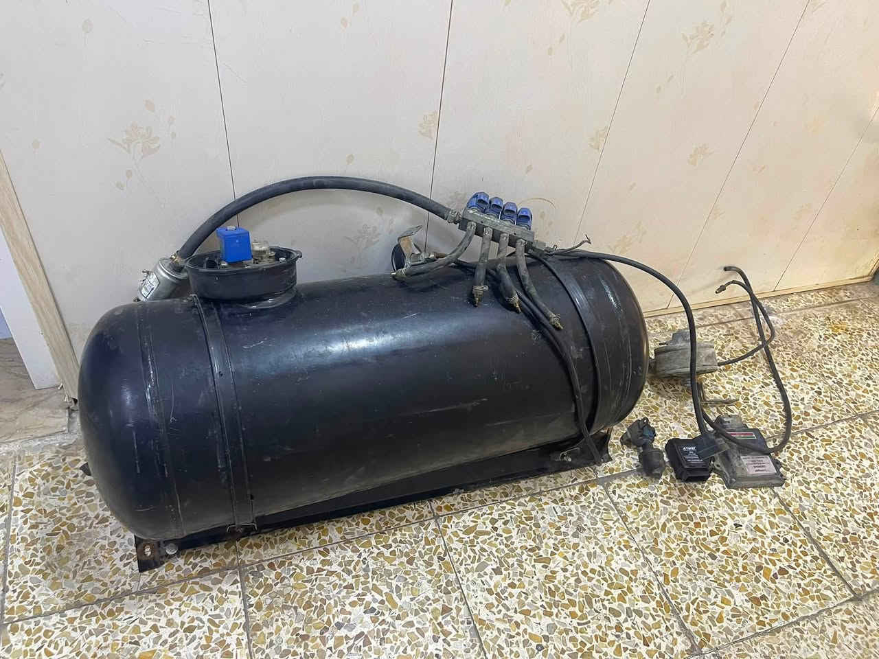 منظومه غاز للبيع اشتريت سياره وبيها منظومه فتحتها واريد ابيعها كلها جديده بس وايراتا اشويه تعبانه الخزان ٦٠ لتر قيم بيما يرضي الله وتعال اخذها ***********
