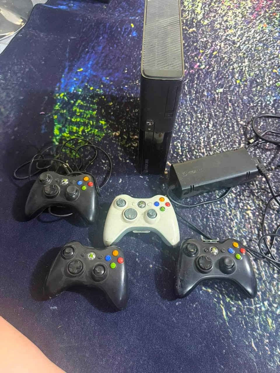 جهاز إكس بوكس 360 (Xbox 360) بحالة ممتازة، يتضمن المواصفات والمرفقات التالية:
وحدات التحكم: 3 أذرع تحكم:(يدة)
 ذراعان لاسلكيان (بدون بطاريات أو شاحن).
 ذراع سلكي واحد.
 التخزين والألعاب: قرص صلب (Hard Disk) مدمج يحتوي على 64 لعبة جاهزة، مع إمكانية إضافة ألعاب أخرى وتثبيتها بكل سهولة. *********** 
السعر 80 وبي مجال مكان بغداد الكراده
