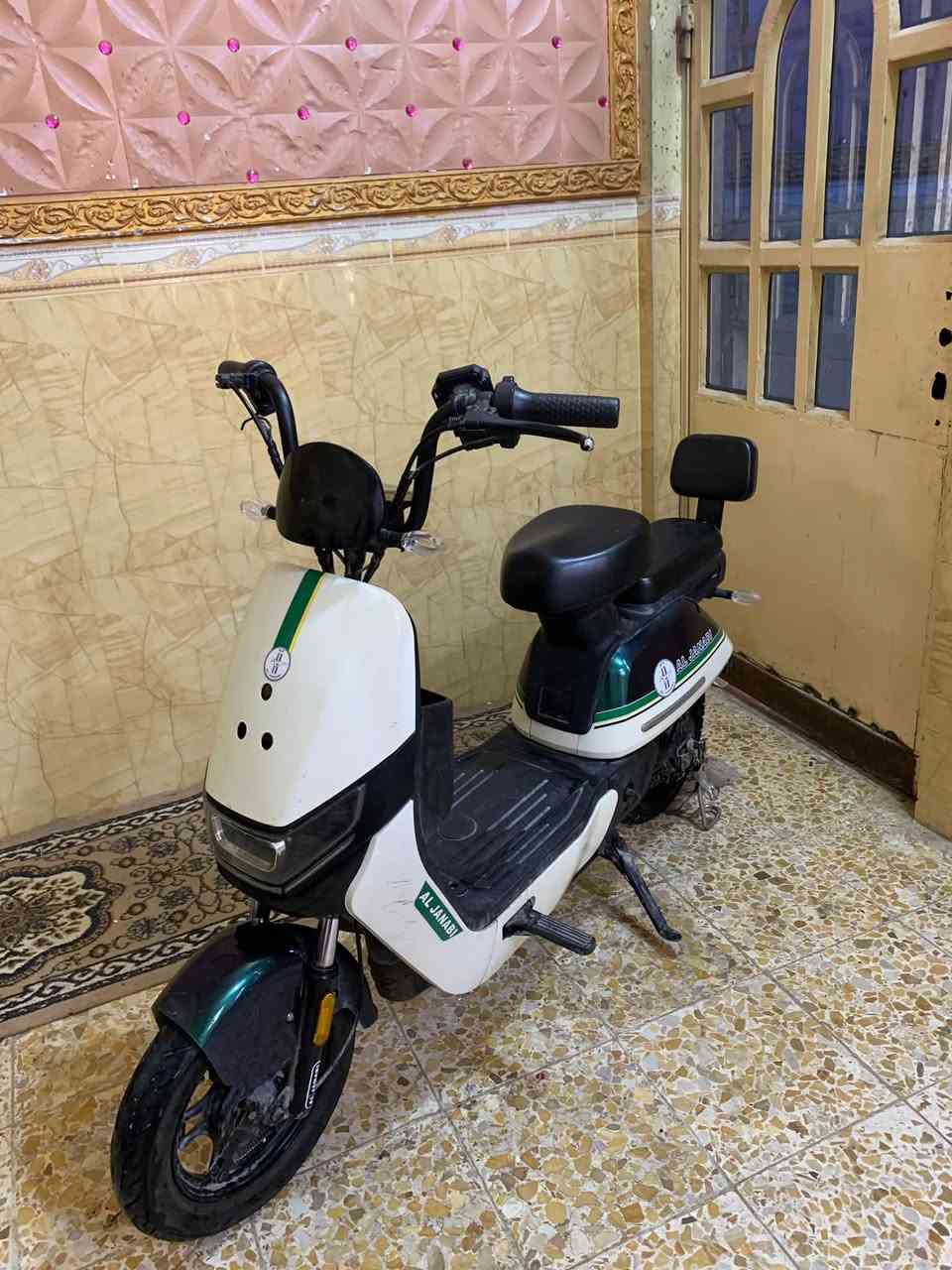 دراجة شحن  تيسلا  M5 جديده مطلعهه من الوكيل قبل اربع اشهر كلشي مابيها عدا الشاحنه ضايعه ومامحتاجها الدراجه رايدها ب 360  وبيها مجال للشراي
