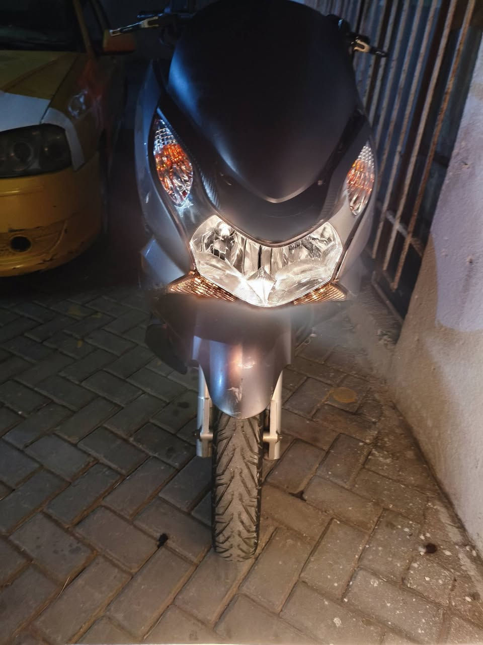 سلام عليكم PCX للبيع جيل أول  125 بيه تبخير قليل كهربائيات شغاله سعر 950 مكاني بغداد الكريعات رقم واتساب فقط *********** واتساب فقط
