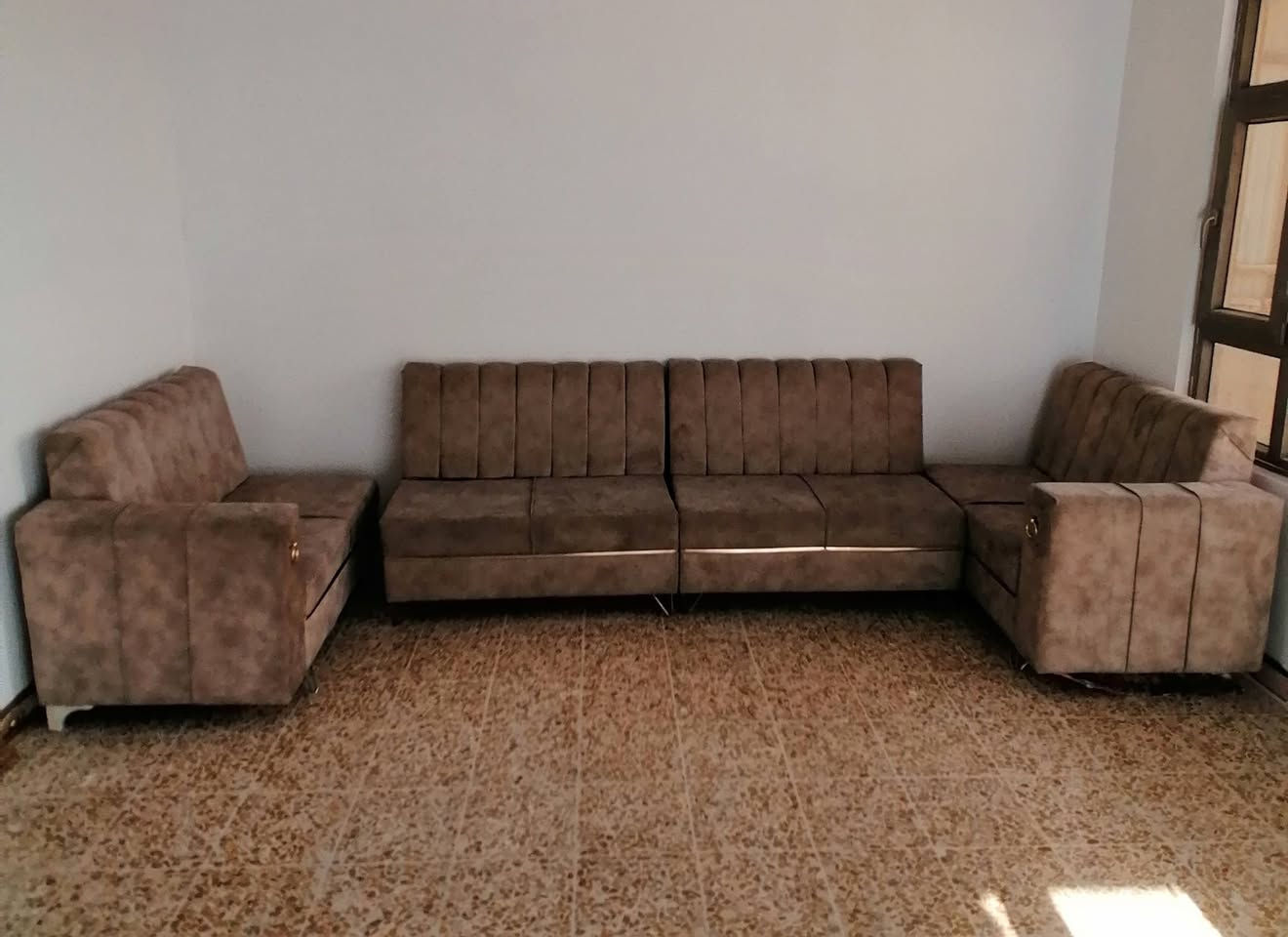 السلام عليكم
ديوان تركي 14 متر زاويتين و أربع يدات 
نظيف جدا و مابي عيب 
اخذتو و ما كعد عندي 
السعر 350قفل 
للأستفسار ***********
