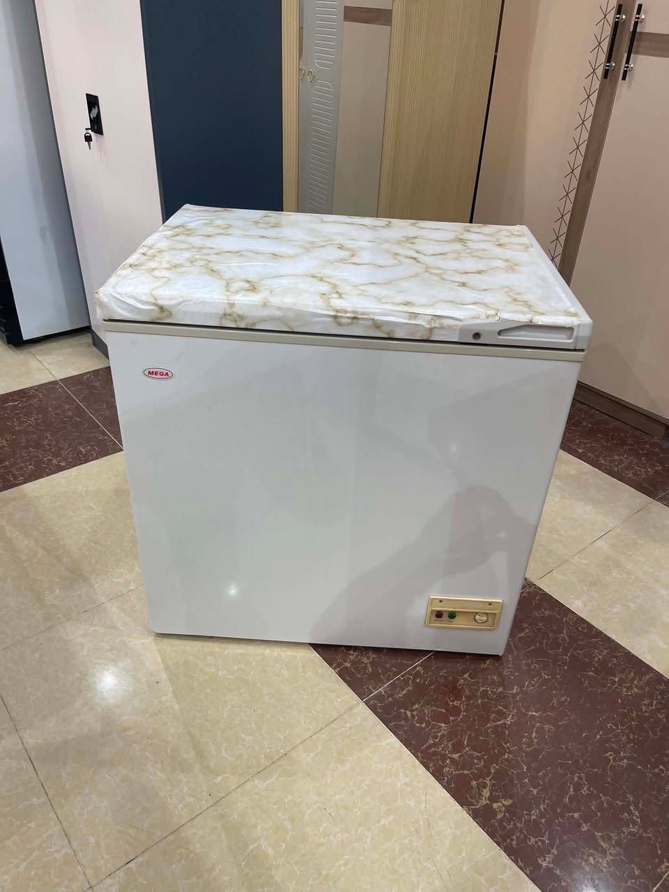 مجمده مستعمله حجم 10 قدم نوعيتها تركي شرط الشغل بلكامل نضيفه كلش مبيها اي عيب فقط بس مشحونه غاز مكانها تكريت شارع الزهور للاستفسار ***********
