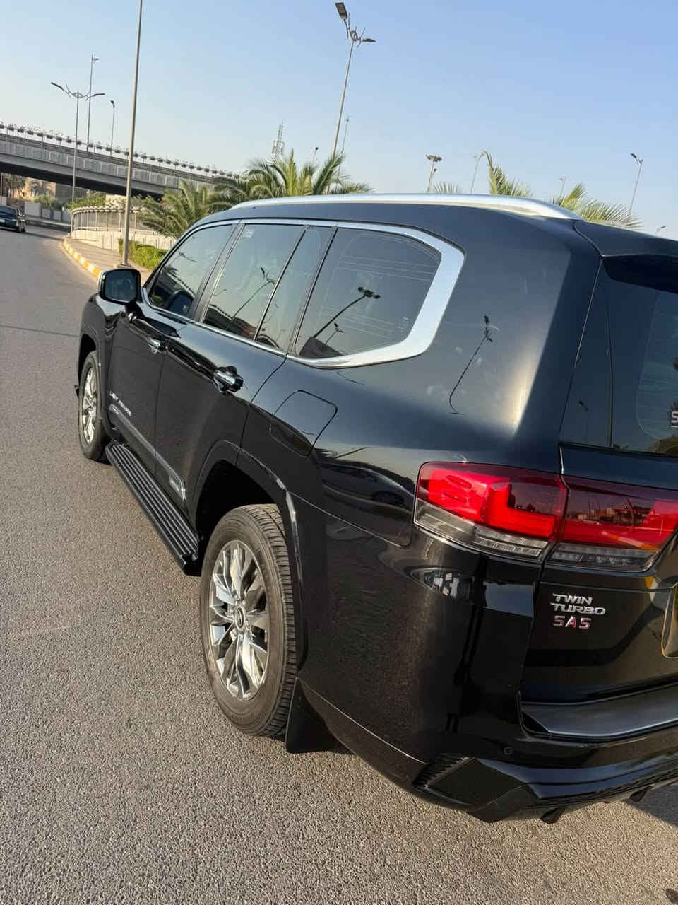 على بركة الله 
لاند كروز 2023 
SAS باب اولل 
 لمتددVXR توين تيربوو 
السياره  كفاله عامه 
رقم بغداد وتحويل مباشر 

فوووووول 1/1 
اعلى مواصفات بالاند كروز 
بوب شفط 
داتا شو 
داخل احمر 
كاميرات محيطية 
سماعات JBL 
خزن ميموري !. 
ايرباكات وباقي المواصفات المعروفة 
مكان السياره الرمادي 
السعر 71  وبيها مجال
***********
