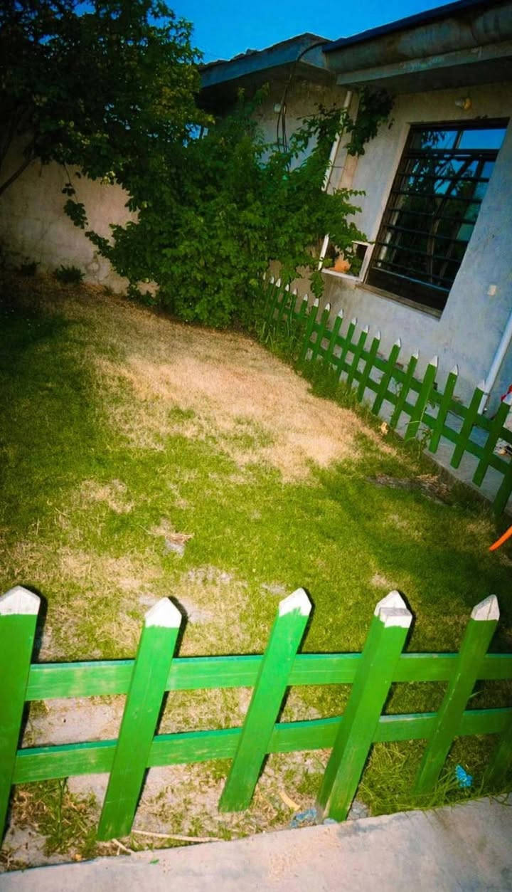 بيت للبيع 
العنوان بغداد ناحية الرشيد سريع الدولي اليوسفيه
- المساحة*: 290 متر 

- *الواجهة والخارج*: كامل وجاهز حديقه سياج مبني كامل

- *التصميم الداخلي*:

    - مضيف واسع 

    - هول داخلي "صالَة"

    - غرفتين نوم

    - مطبخ

    - مجموعات صحية

### *حالة البيت:*

البيت مبني بالكامل وجاهز للسكن كهيكل بلوك من الداخل.  

بس يحتاج *لبخ داخلي + ترميمات بسيطة*

### *السعر والاستفسار اكثر  تواصل اتصال ع خاص  *********** (
